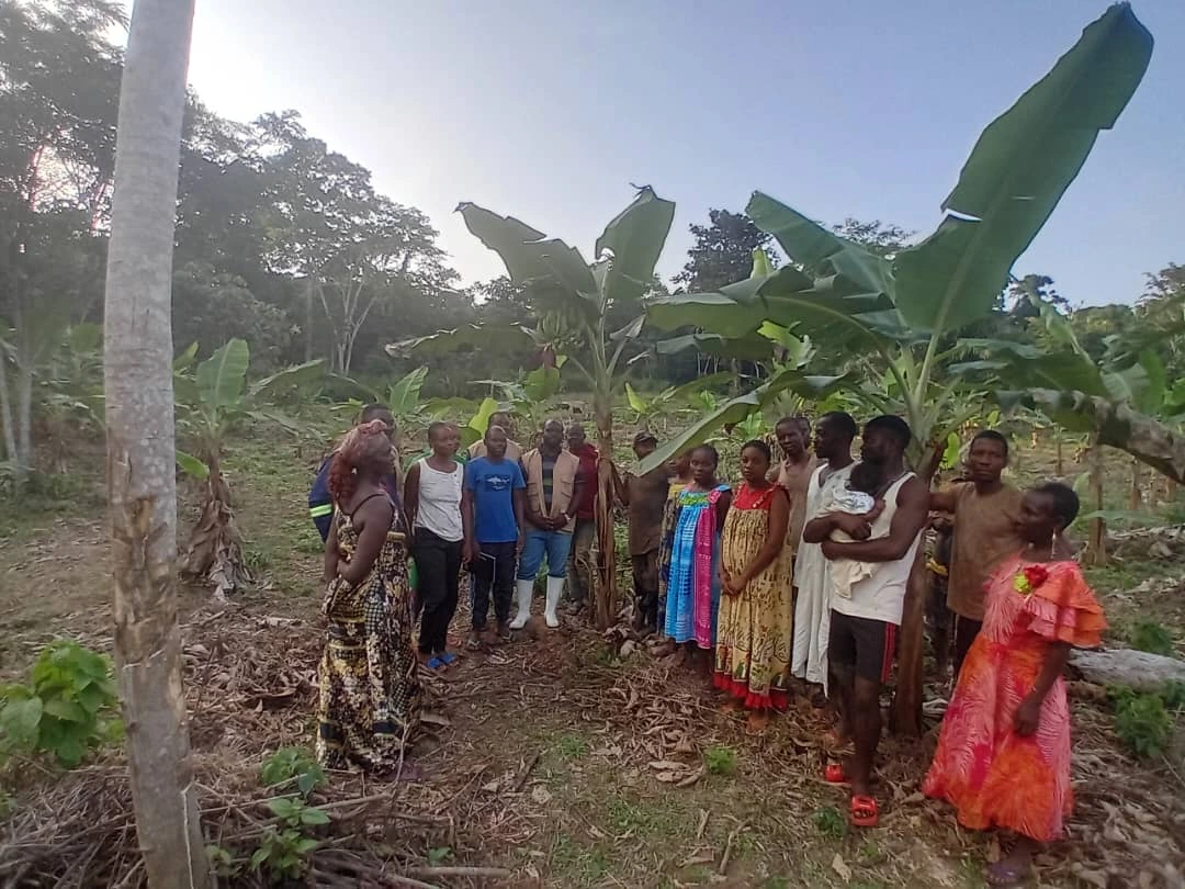 Group photo in the community field of the CCMA of Minloh2